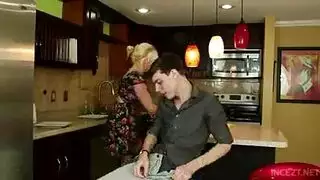 يدلك امه ويغتصبها