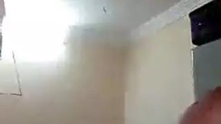 ترتدي داني إنلا نظارات أثناء نشر بوسها المشعر وإعطاء متعة شفوية لرجل مسن