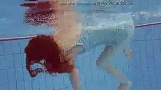 ثلاثة فتيات المشاغب يفعلون جميع أنواع الأشياء المجنونة مع الرجل الذي استأجرتهم