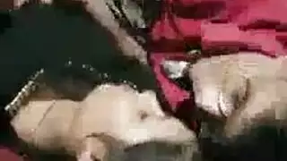 فتاة مثيرة تخوض أول تجربة جنسية لها على أريكة طراز كوغار ، لأن بوسها يحبها بهذه الطريقة