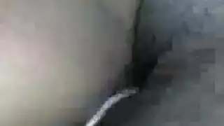 فاتنة سوداء مع الشعر الطويل المجعد هو الحصول على بوسها الرطب مع الديك