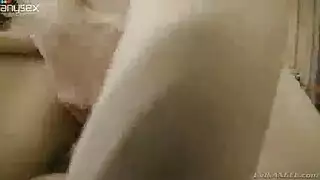 خنثى الشعر القصير يركب على كوك شبابها الصلب، بينما في وضع راعية البقر.