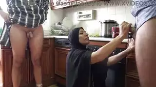 زوج الديوث يشاهد زوجته العربية تمارس الجنس مع ديك كبيرة