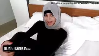 الحجاب هوكوب فتاة عربية ساخنة تمتص قضيب مدربها أثناء التمرين وتظهر له ملابسها الداخلية المثيرة