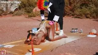 نسيت الجدة تتبيل الديك الرومي، لذا أخذته في يدي ومارس الجنس معه أيضًا