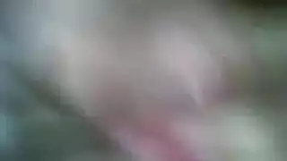 امرأة سمراء مثيرة لا يمكنها أن تقول لا للنيك الجيد أو اللسان ، حتى تقوم بممارسة الجنس معها